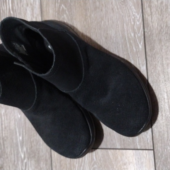 Skechers black suede ankle boots. Size 6.5 - Picture 11 of 14